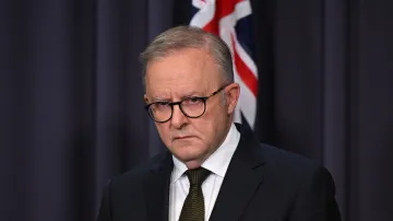 Australský premiér Anthony Albanese na tiskové konferenci po střelbě na pláži Bondi