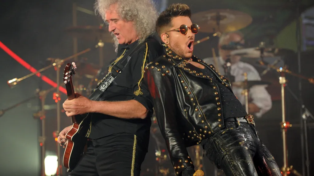 Kytarista Brian May ze skupiny Queen (vlevo) a Adam Lambert