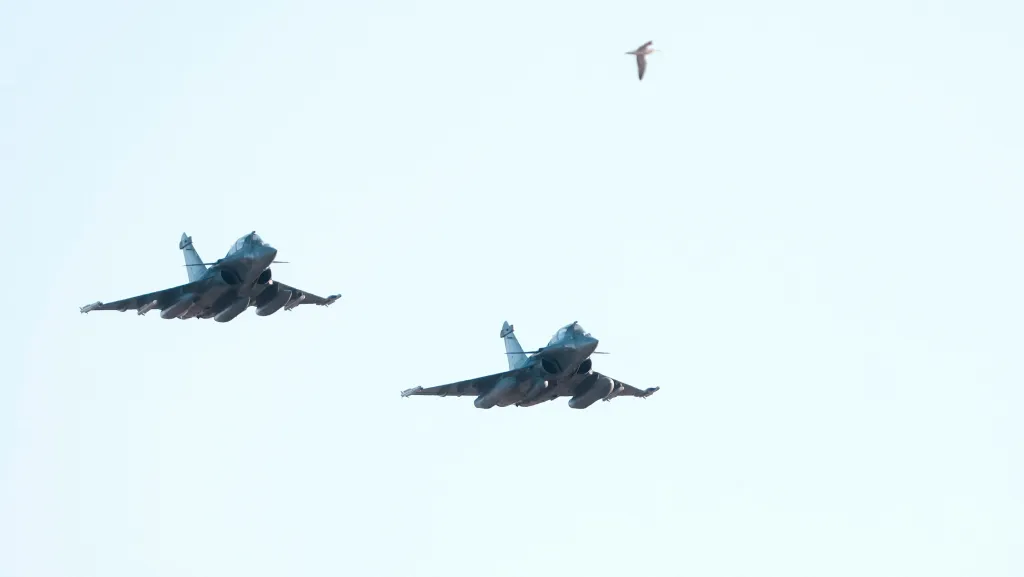 Stíhačky z mise NATO Baltic Air Policing nad leteckou základnou v Lotyšsku (14. dubna 2026)
