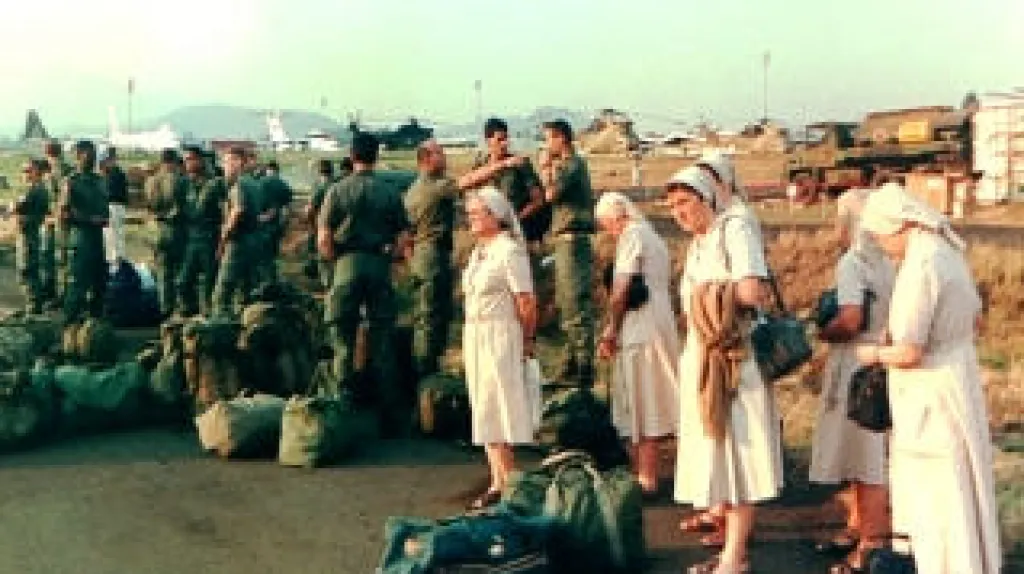 Řádové sestry a francouzští vojáci ve Rwandě