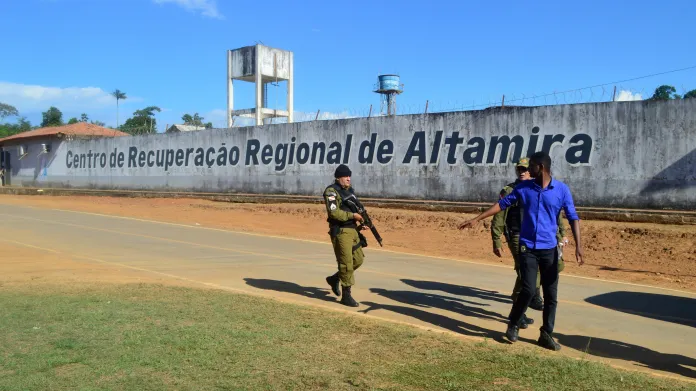 Policejní hlídka u věznice Altamira
