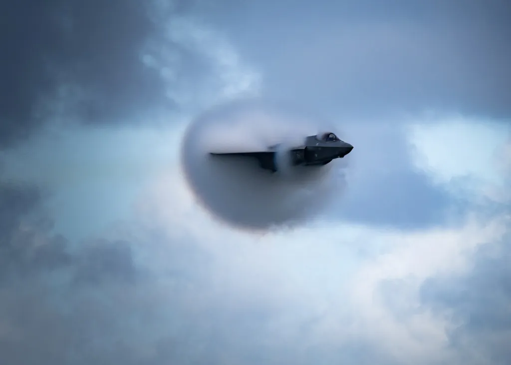 Během letecké show ve Fort Lauderdale předvedla pilotka stíhačky F-35 amerického letectva manévr, při kterém došlo k sonickému třesku