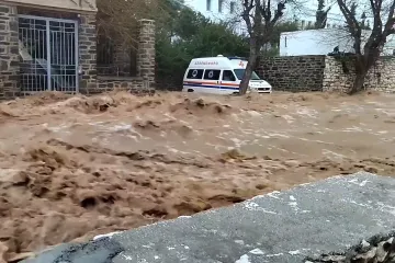 Bahnitá voda se valila ulicemi. Řecký ostrov zasáhly silné deště