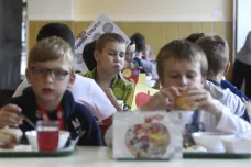 Školní jídelny od září zdraží obědy, jeden až o šest korun