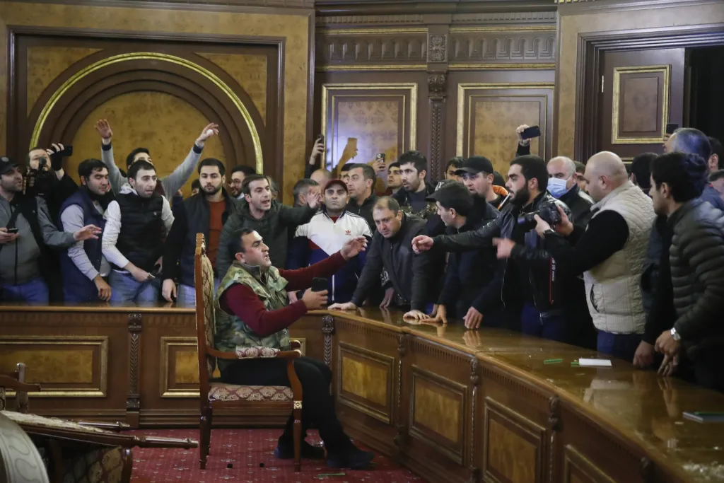 Demonstranti vtrhli do budovy Národního shromáždění Arménie