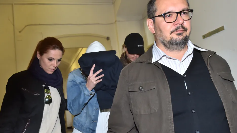 Simona Kratochvílová (se zakrytým obličejem) při příchodu k soudu