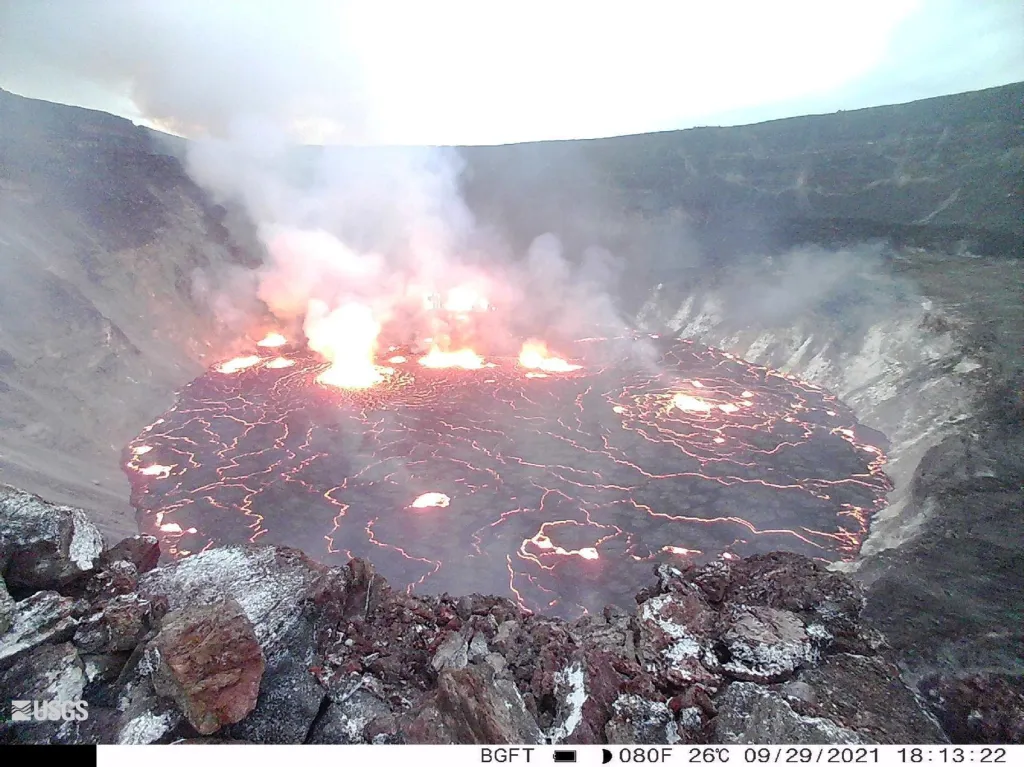 Vědci z  Havajské vulkanické observatoře (HVO) monitorují aktivitu sopky Kilauea v národním parku Hawaii na Havaji již několik let. Snímky ukazují aktivitu vulkánu v rozmezí 29. září až 3. října 2021