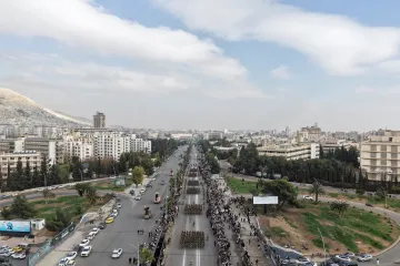 Sýrie slaví rok od pádu Asada i vojenskou přehlídkou