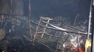 Skladované věci uvnitř haly jsou po požáru zcela zničené