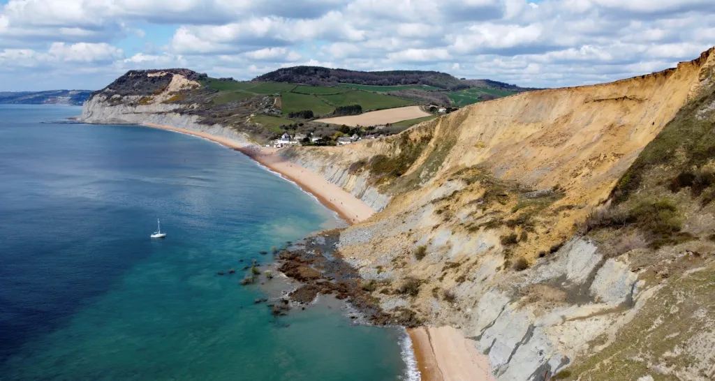 Mohutný sesuv skalního masivu do moře zaznamenali obyvatelé pobřežní vesničky Seatown, v Dorsetu v Anglii