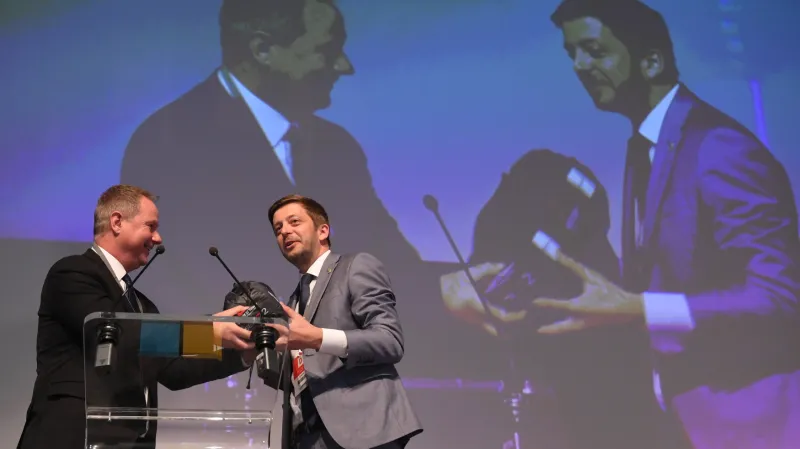 Vít Rakušan převzal na sněmu od Petra Gazdíka stan