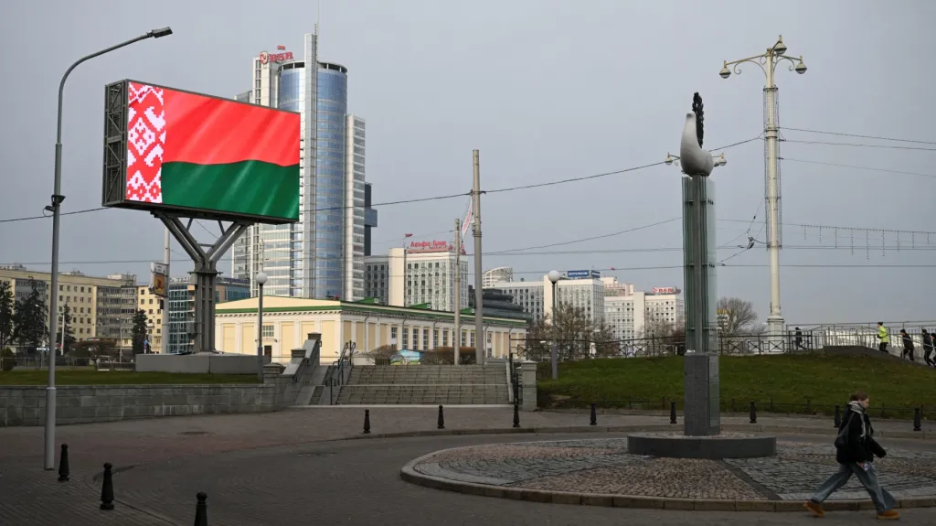 Běloruská státní vlajka na ulici v Minsku, snímek z ledna 2025