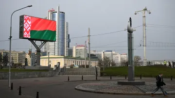 Běloruská státní vlajka na ulici v Minsku, snímek z ledna 2025