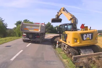 U silnice na Orlickoústecku vznikl několikametrový kráter a hrozí další sesuv. Do pátku tam řidiči neprojedou