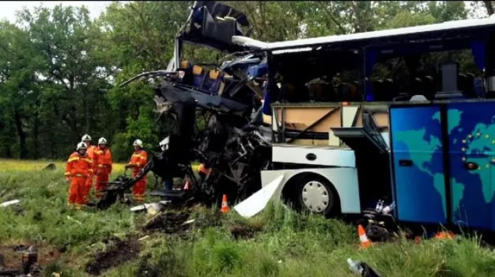 NO COMMENT: U Hluboké se srazil vlak s autobusem