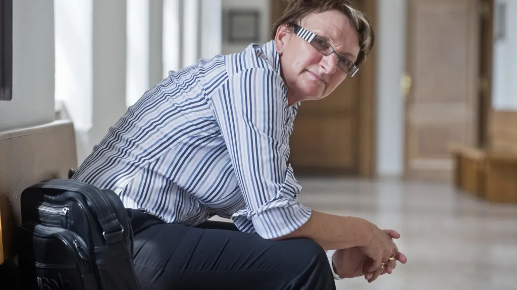 Ivana Salačová čeká před soudní síní