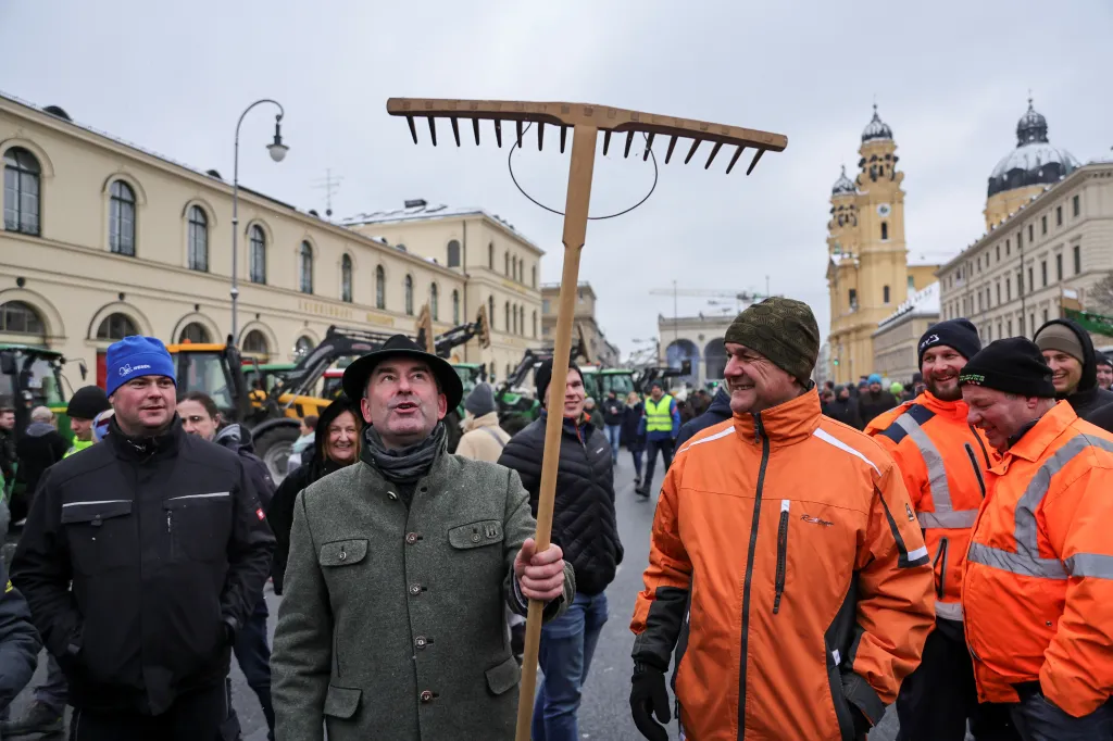 Bavorský ministr hospodářství Hubert Aiwanger (druhý zleva) na protestu v Mnichově