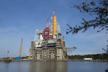 NASA předčasně ukončila test motorů rakety, se kterou chce letět na Měsíc