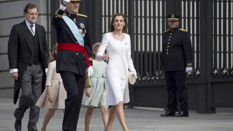 Filip VI. jako čerstvý španělský král dorazil spolu s rodinou k parlamentu na slavnostní ceremoniál svého jmenování.
