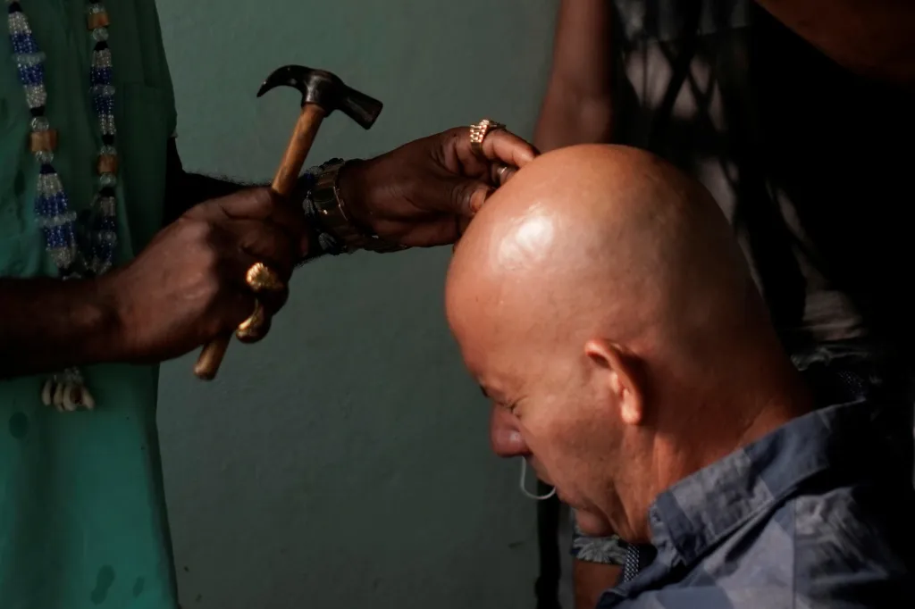 V kubánském hlavním městě Havana se o své klienty stará místní léčitel Jorge Goli. Pomocí kladívka a mačety trpícím lidem ulevuje od bolestí a napětí. Na jeho výkon čeká před domem pravidelně několikahodinový zástup lidí