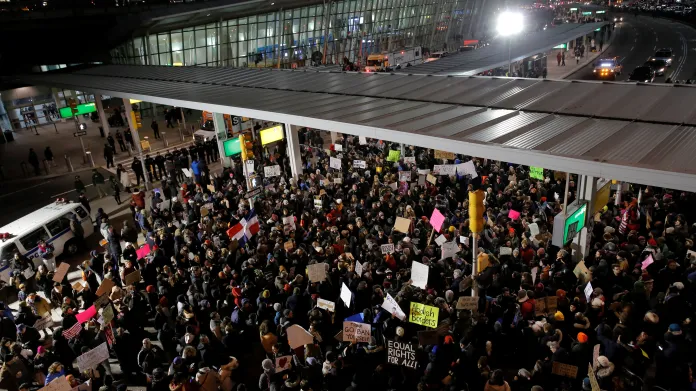 Protesty na newyorském letišti proti Trumpovu příkazu o omezení imigrace