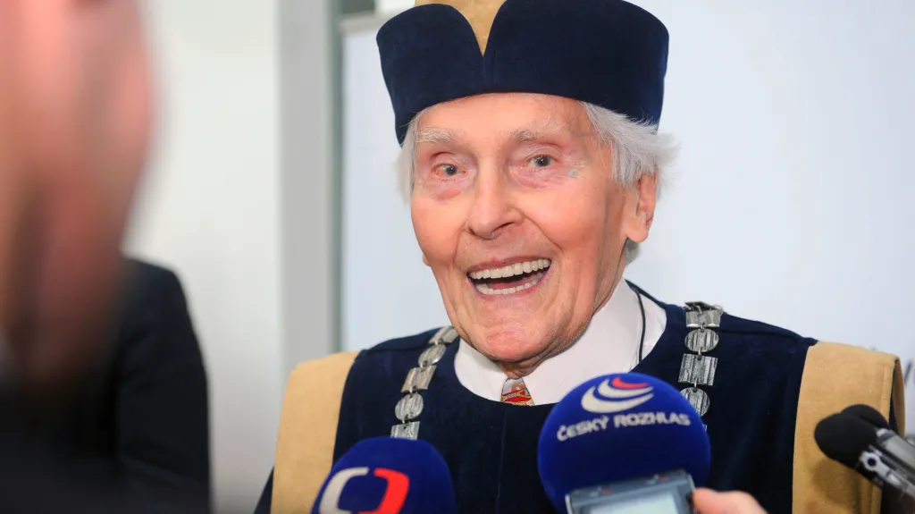 Miroslav Zikmund přebírá čestný doktorát