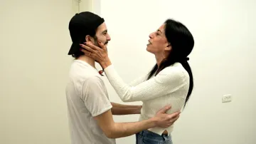 Setkání propuštěného rukojmí Matana Zangaukera s matkou Einav