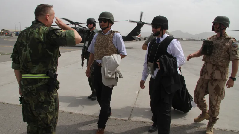 Ministr obrany po příletu na základnu