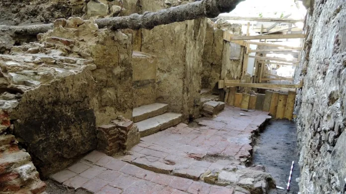 Archeologové objevili čtyři učebny jezuitské školy