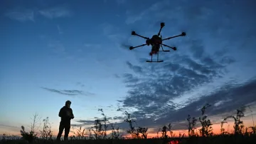 Voják speciálního policejního praporu vypouští bojový dron Vampire
