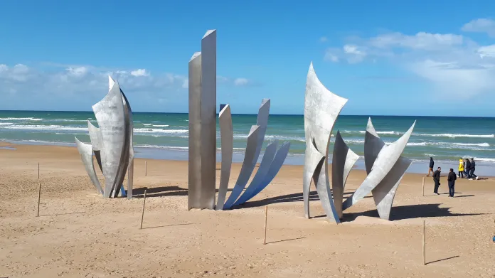 Pomník na pláži Omaha s názvem Hrdinové od francouzské sochařky Anilore Banonové