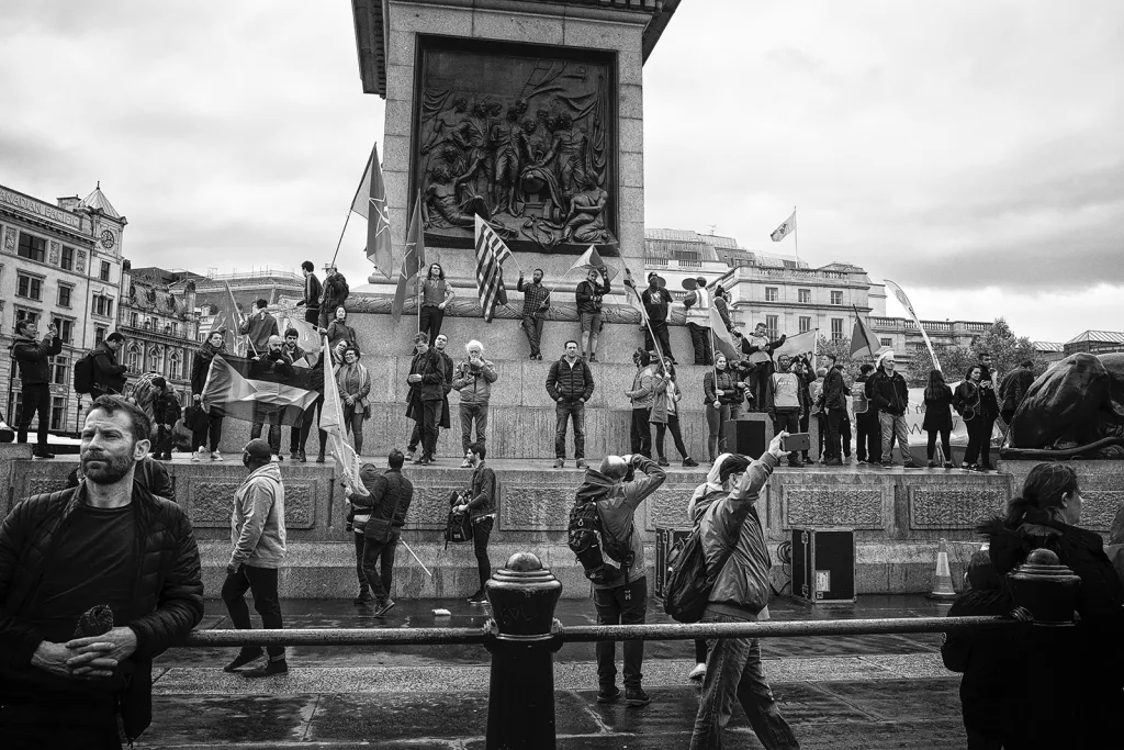 Británie byla v posledních letech svědkem množství demonstrací. Desetitisíce lidí protestovaly za lepší životní podmínky, za záchranu zdravotnictví, pro brexit i proti němu a za desítky dalších kauz.
