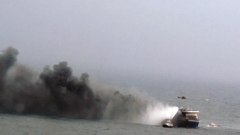 Stoupající kouř z italského trajektu Norman Atlantic