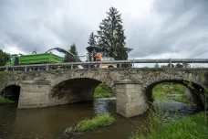Český Krumlov opraví památkově chráněný most přes Polečnici. Zatím ho nahradí lávka