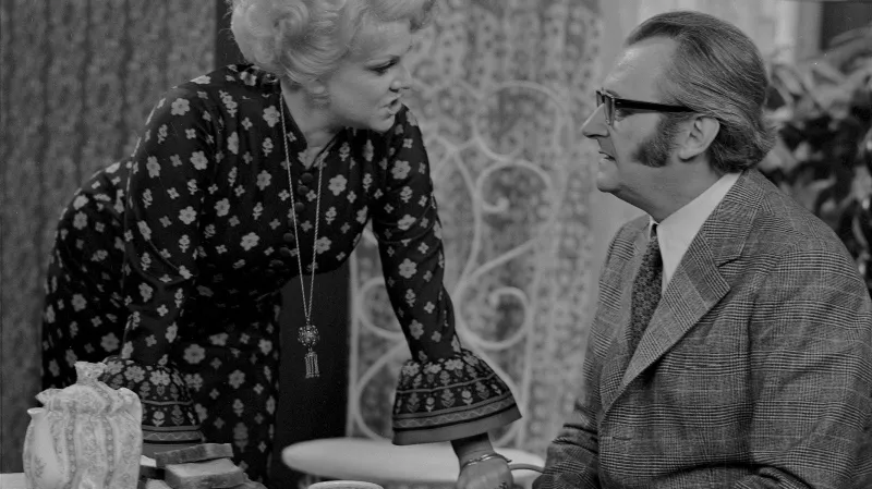 Slávka Budínová a Jiří Sovák ve filmu Egyptologové