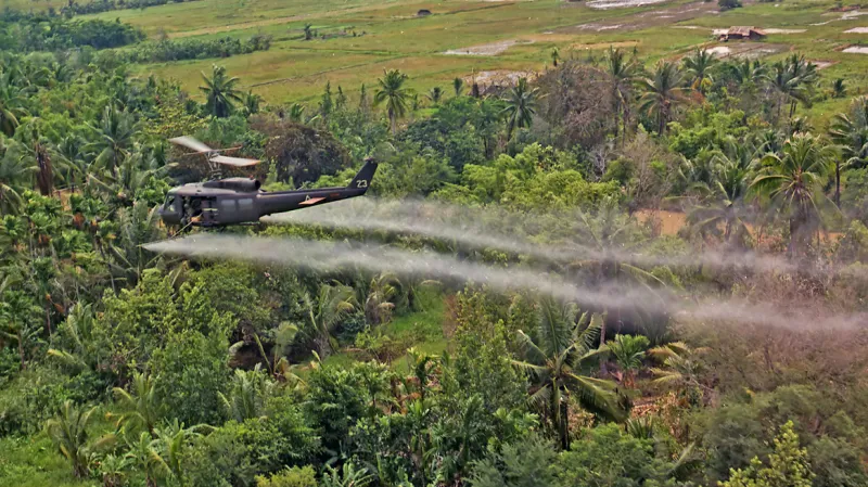 Americký vrtulník rozprašuje Agent Orange v deltě Mekongu