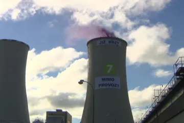 Uklidit a slézt. Protest Greenpeace na věži chvaletické elektrárny skončil