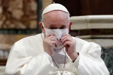 Papež František je při vědomí po plánované operaci střeva, podle médií ji provázely komplikace
