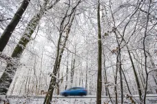 Náledí ochromilo dopravu na českých silnicích, v úterý se přidá i silný vítr a sněhové jazyky