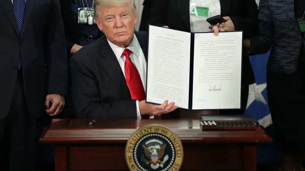 Trump podepsal další exekutivní příkazy, mezi nimi i příkaz ke stavbě zdi