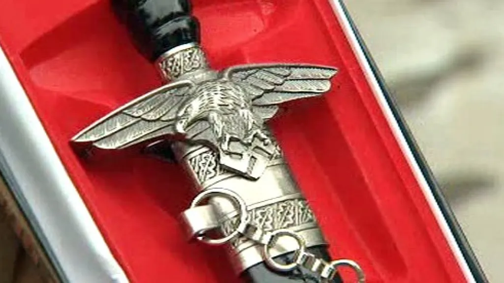 Zbraň s nacistickou tématikou