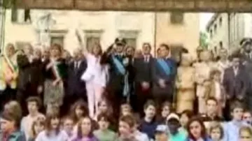 Záběr hajlující ministryně Brambillové