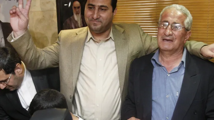 Íránský vědec Šahram Amírí se svým otcem na snímku z roku 2010