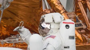 Kosmonaut u Hubbleova teleskopu