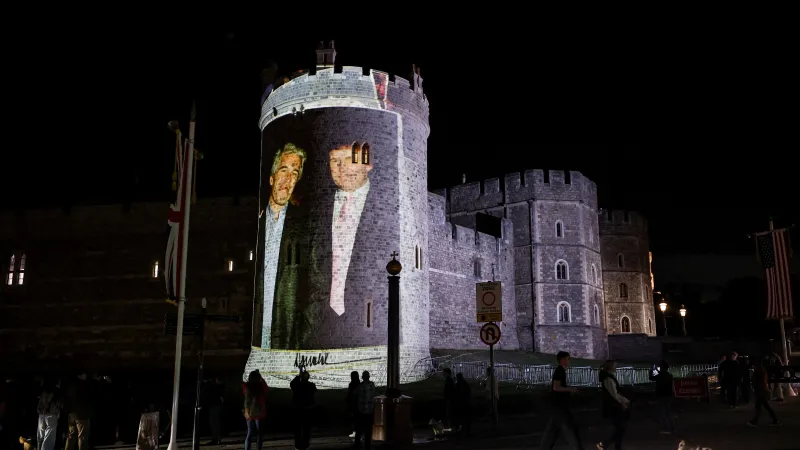 Fotografie amerického prezidenta Donalda Trumpa a odsouzeného sexuálního delikventa Jeffreyho Epsteina promítaná na zeď hradu Windsor