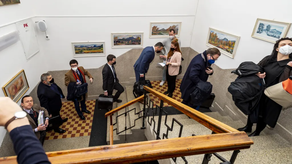 Příchod účastníků jednání k zahájení soudu 19. října
