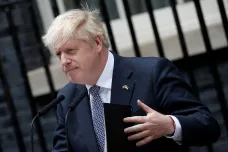 Johnsonův pád nemá obdoby, píší britská média. Labouristé tlačí na brzký konec