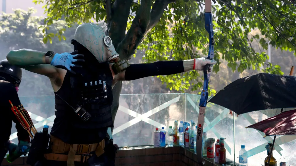 Demonstranti používají i luky a šípy