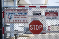 Útok, který nechal USA na suchu. Colonial Pipeline obnovuje provoz palivové sítě