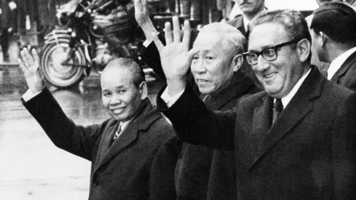 Henry Kissinger a Le Duc Tho (uprostřed)